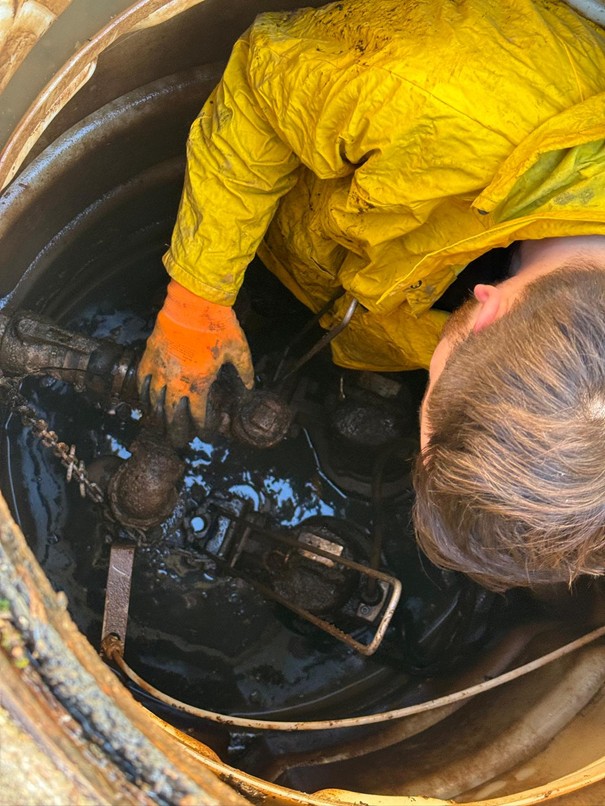 Rohr-Fix Techniker bei Wartungsarbeiten an einer Hebeanlage im Schacht