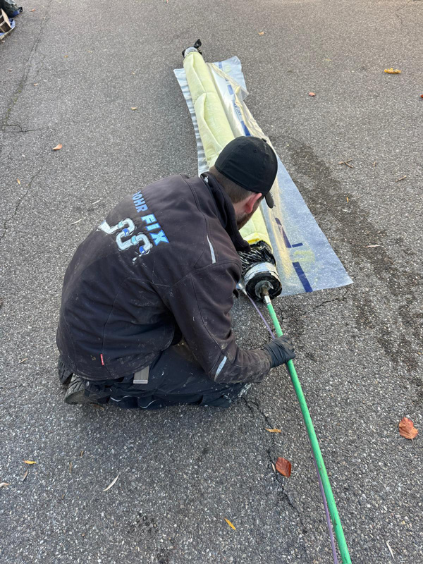 Rohr-Fix Techniker bereitet Kurzliner für grabenlose Rohrsanierung vor